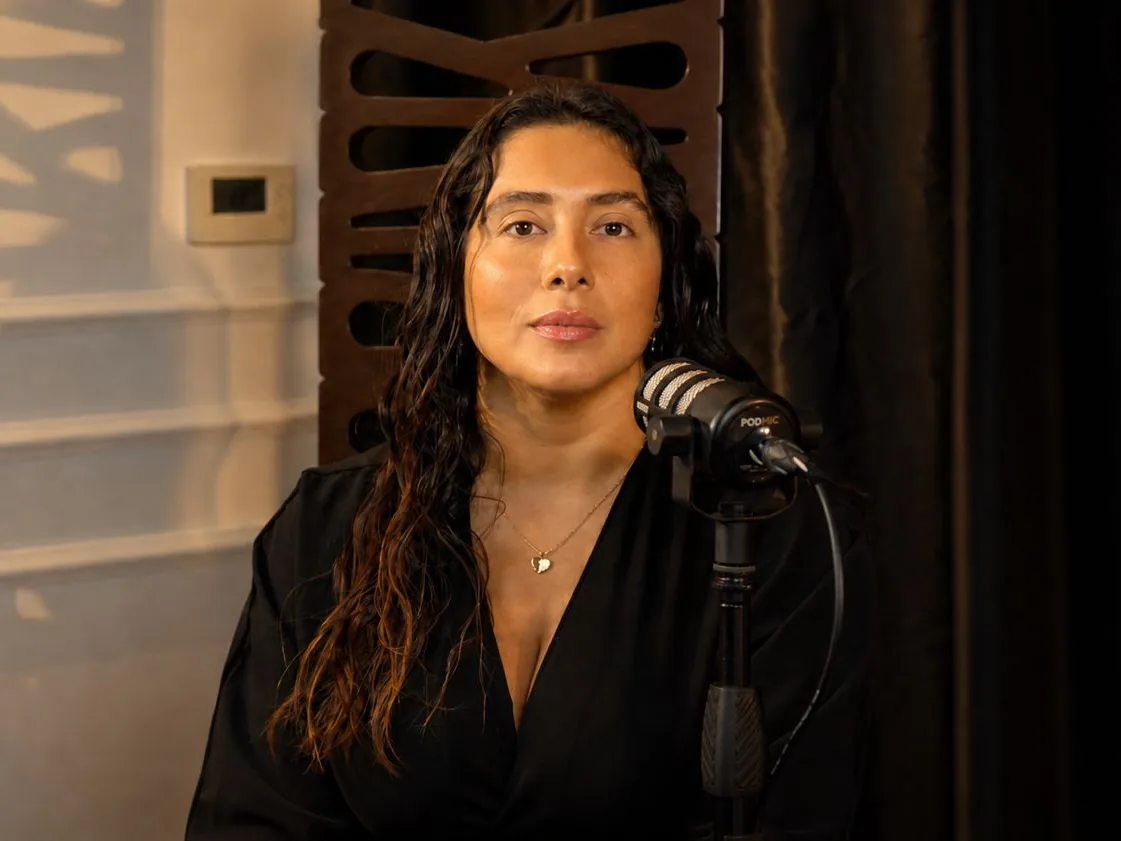 Daniela Moreira, co-host de Perfectos Podcast, frente al micrófono en el estudio
