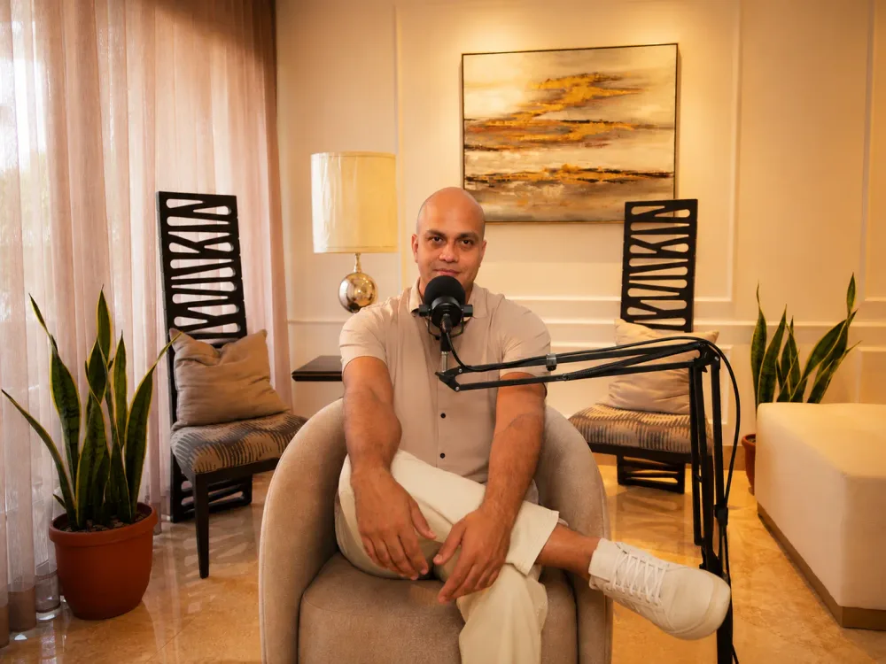James Pratt, host de Perfectos Podcast, frente al micrófono en el estudio