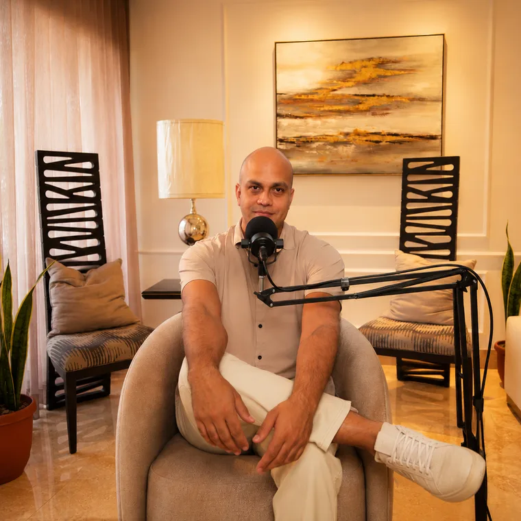 Retrato de James Pratt, host de Perfectos Podcast