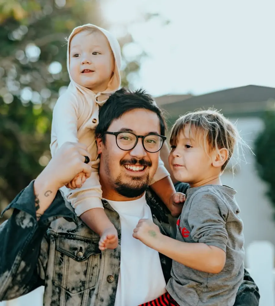 Un padre con sus hijos en casa