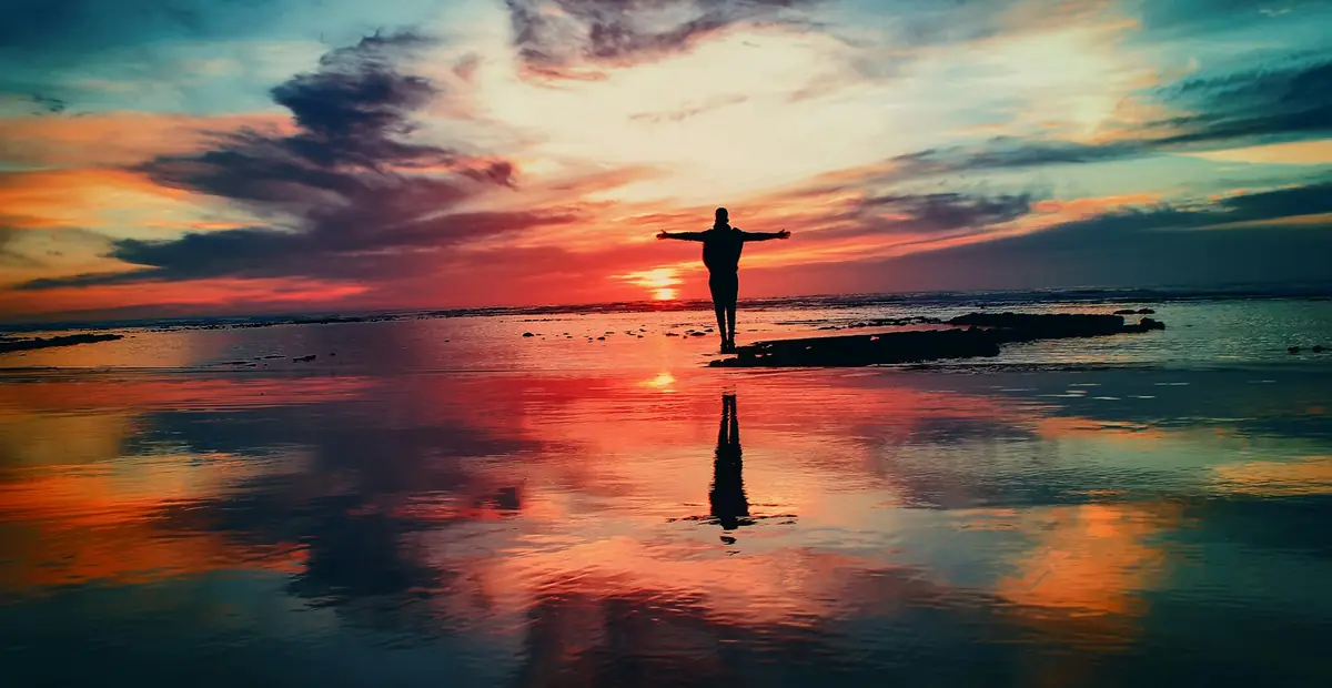 Una persona en oración al atardecer